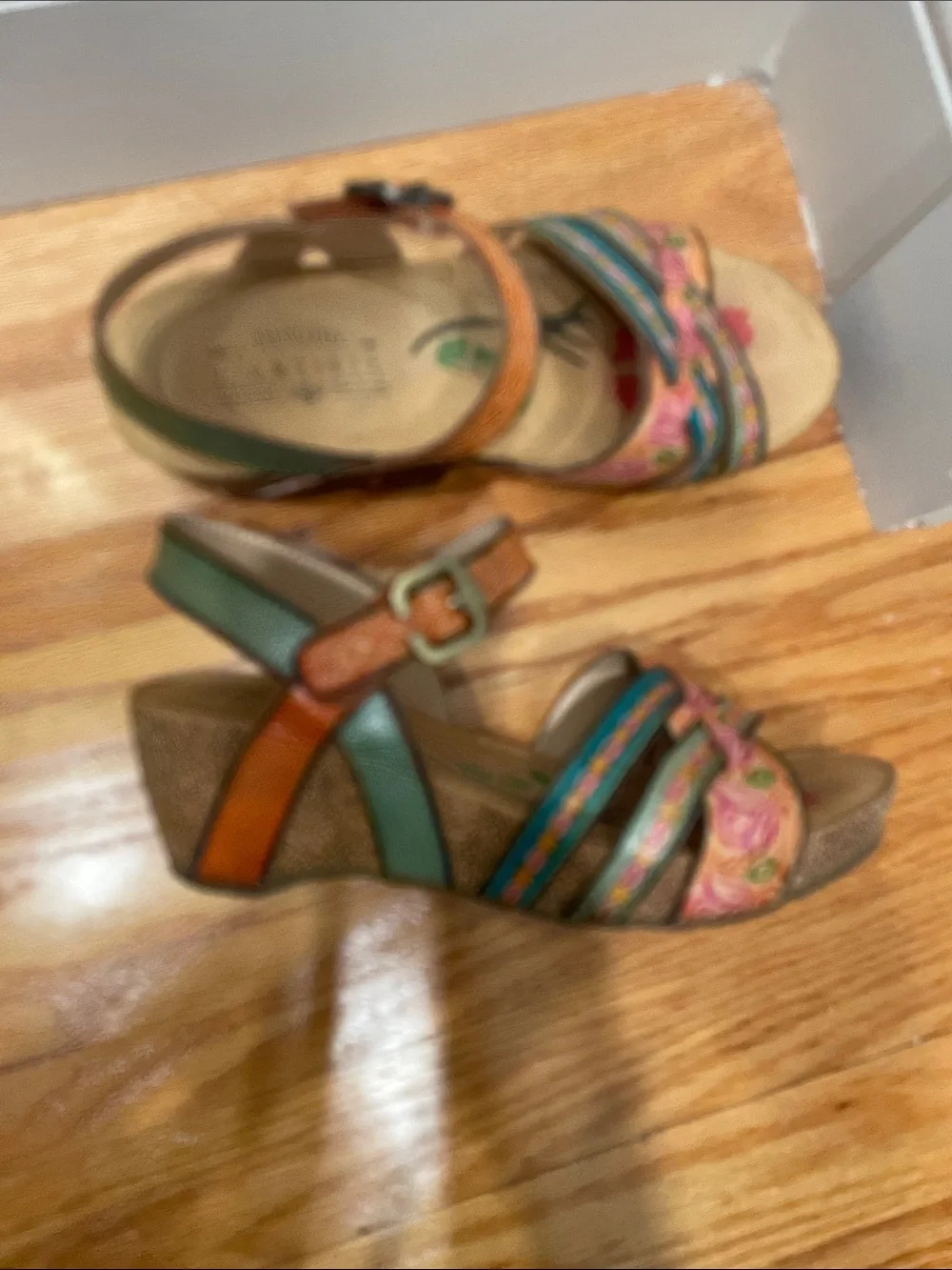 L'ARTISTE Multicolor Floral Patterned Strappy Sandals